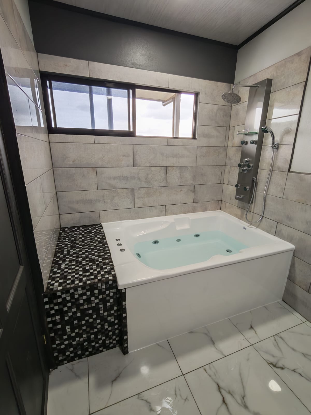 Jacuzzi con Acabado en Mosaico