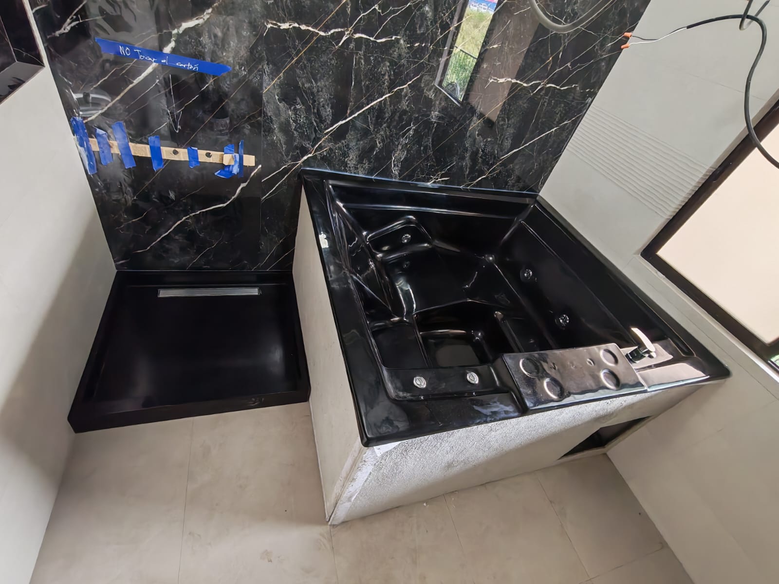 Jacuzzi Negro en Mármol